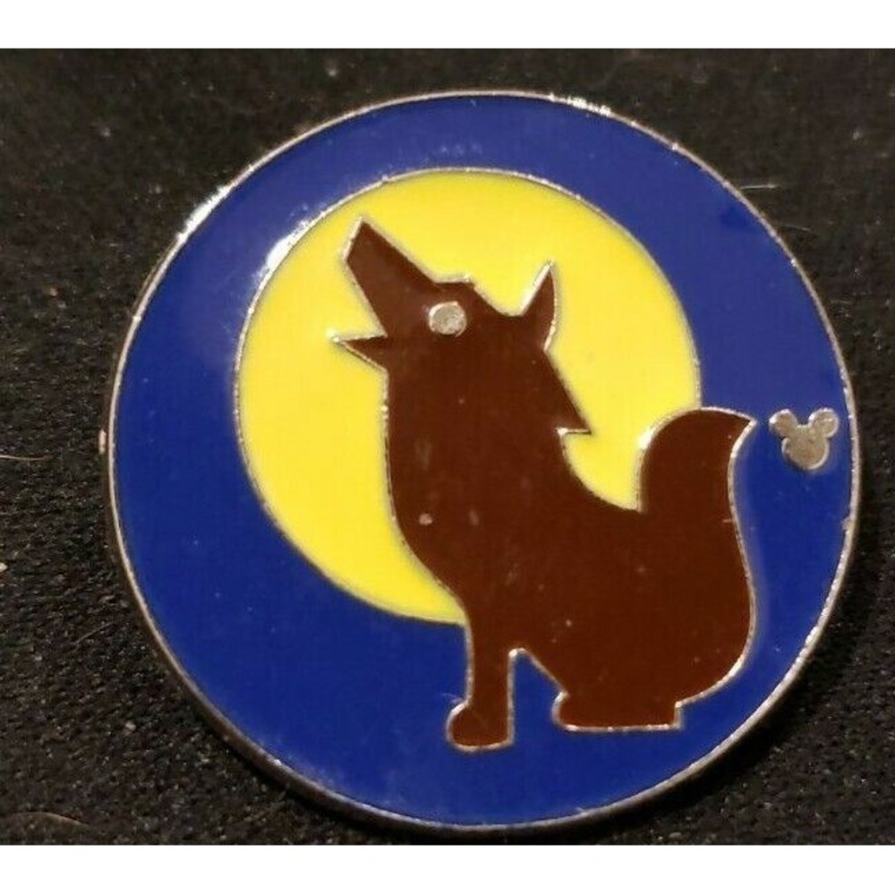 Disney Pin MOVIE UP SCOUT BADGE Wilderness Explorer Wolf Howling Pixar 94962